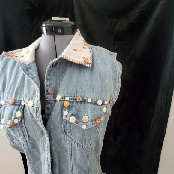 Vintage Denim sleeveless decorated buttonscJacket - Picture 6 of 7